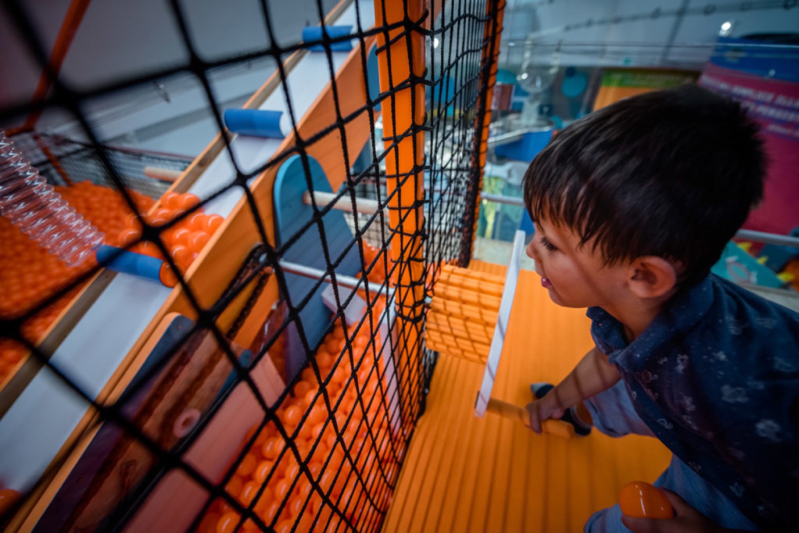 Bambino che gioca nella zona delle palline