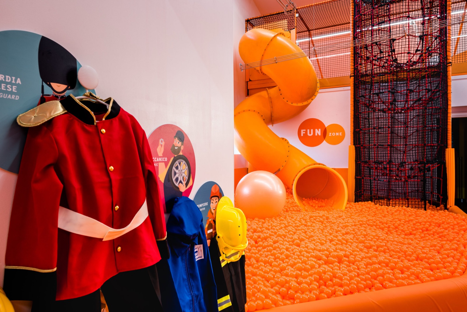 Lo scivolo e la piscina di palline della Fun Zone