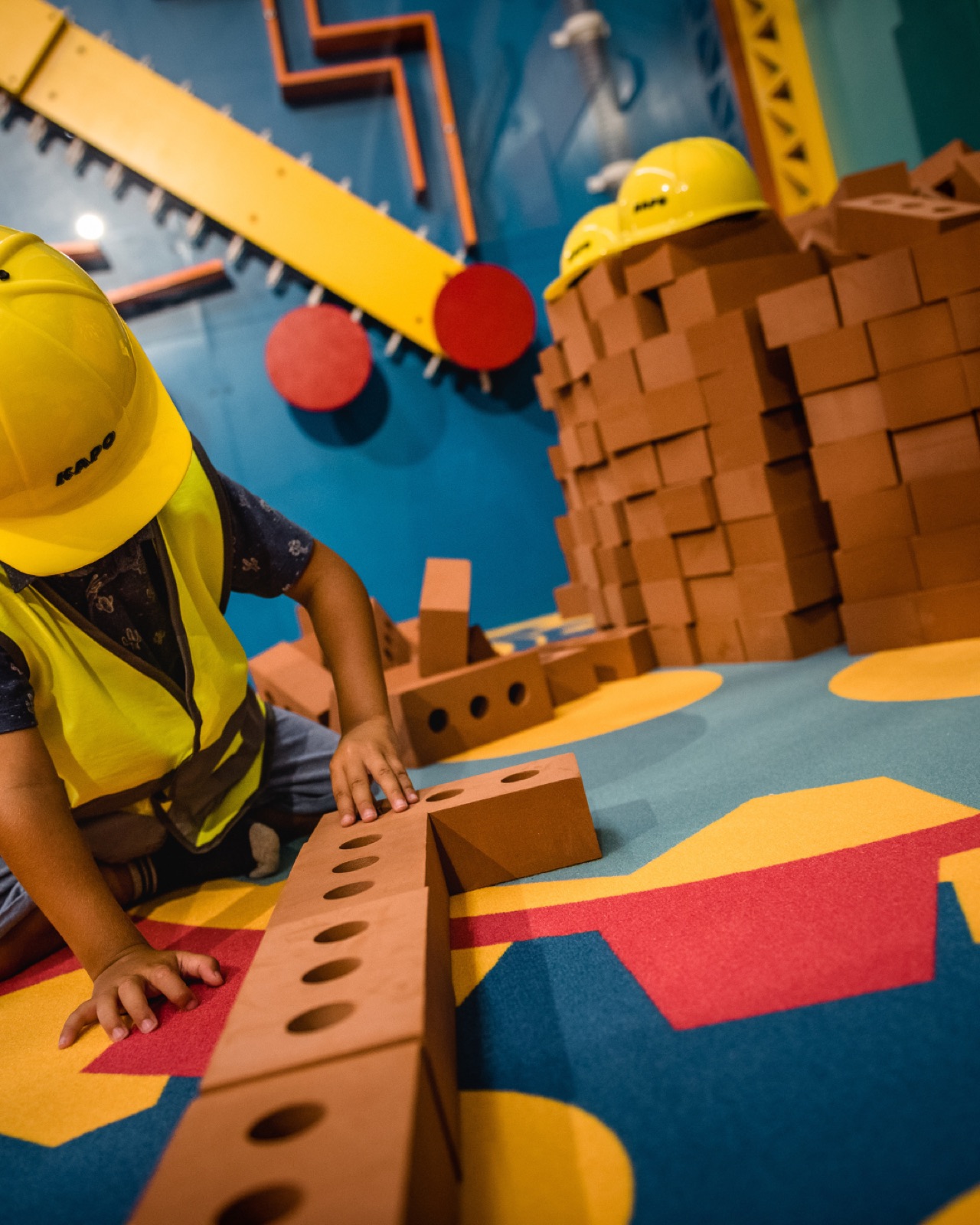 Bambino con caschetto giallo nella Genius Zone