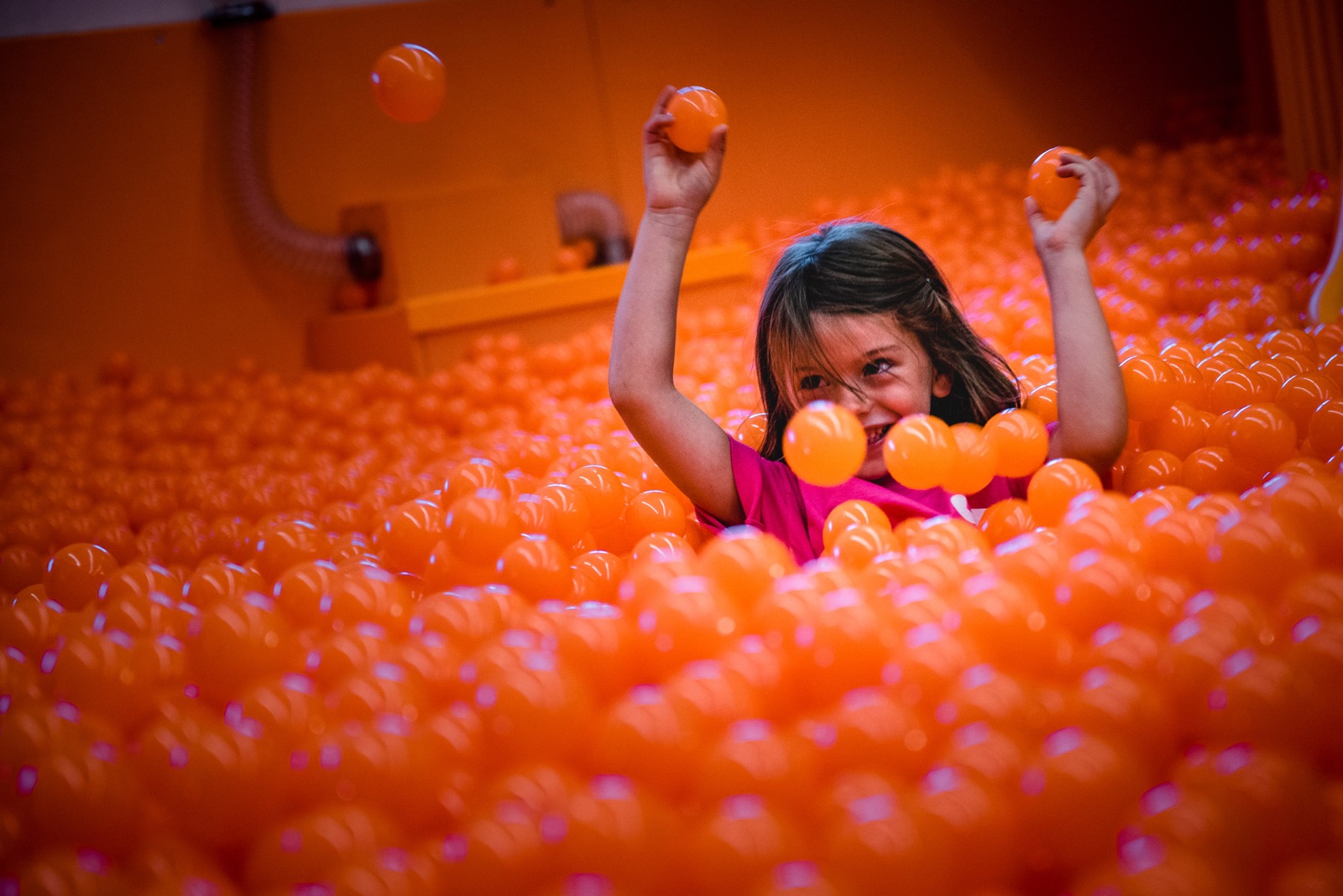 Bambina che lancia palline nella Fun Zone